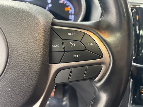 Used 2020 Jeep Grand Cherokee Altitude AWD/4WD image 16