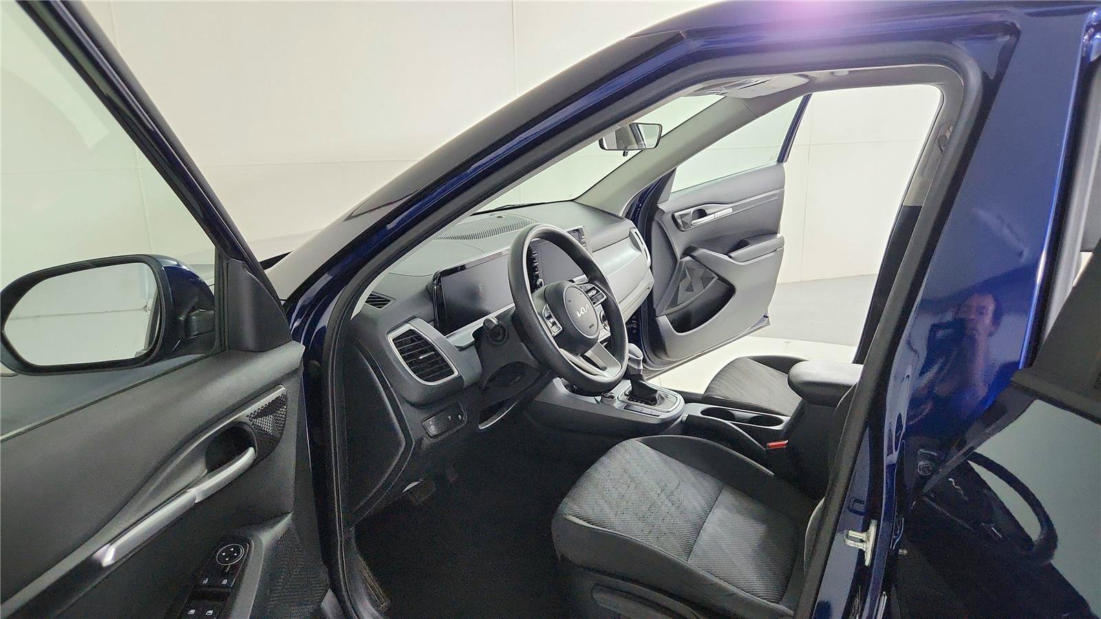 Used 2025 Kia Seltos LX AWD/4WD image 16