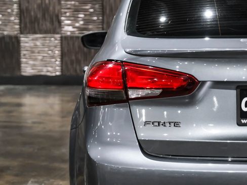 Used 2017 Kia Forte S FWD image 41
