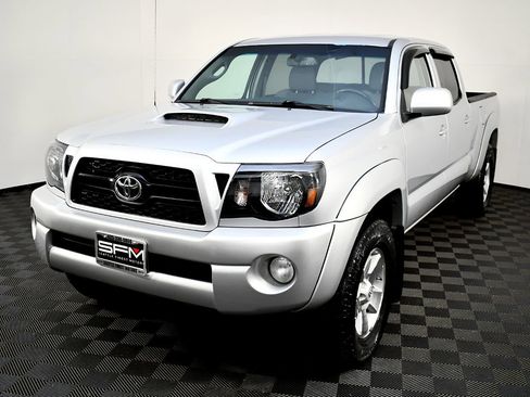 Used 2011 Toyota Tacoma TRD Sport image 2