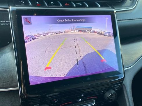 Used 2023 Jeep Grand Cherokee Limited AWD/4WD image 10