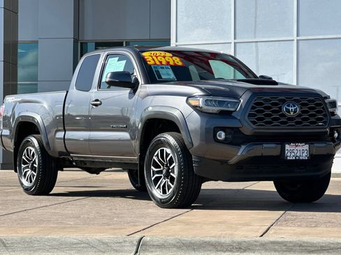 Used 2022 Toyota Tacoma TRD Sport w/ TRD Premium Sport Package RWD image 2