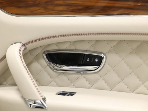 Used 2020 Bentley Bentayga Plug-In Hybrid image 86