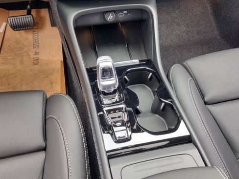 New 2025 Volvo XC40 B5 Ultra w/ Climate Package image 24