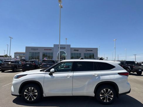 Used 2021 Toyota Highlander XLE AWD/4WD image 5