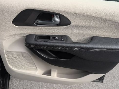 Used 2024 Chrysler Pacifica Touring-L FWD image 11