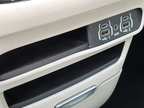 Used 2023 Chrysler Pacifica Touring-L FWD image 33