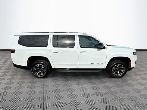 Used 2024 Jeep Wagoneer L Series III w/ Flexible Seating Group AWD/4WD image 9