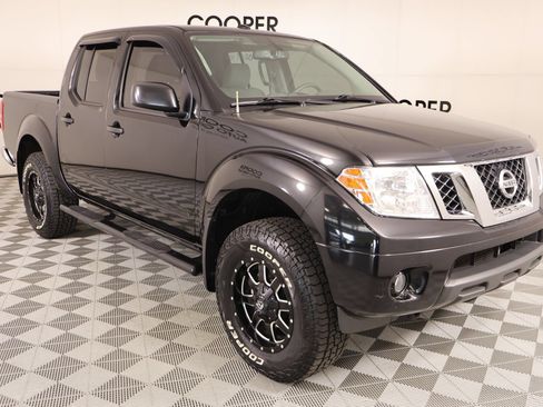 Used 2017 Nissan Frontier SV w/ SV Value Truck Package AWD/4WD image 1
