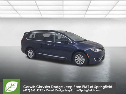 Used 2017 Chrysler Pacifica Touring-L image 2