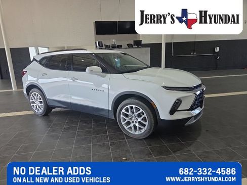 Used 2025 Chevrolet Blazer LT w/ LPO, Black Grille Bar Package FWD image 2