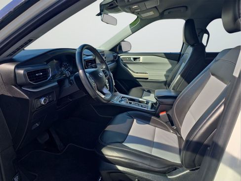 Used 2022 Ford Explorer XLT w/ Equipment Group 202A AWD/4WD image 10