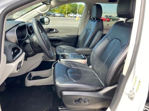 Used 2024 Chrysler Pacifica Touring-L image 15