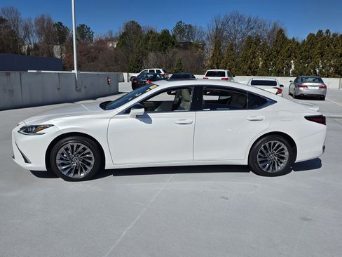 Used 2024 Lexus ES 300h w/ Luxury Package image 2