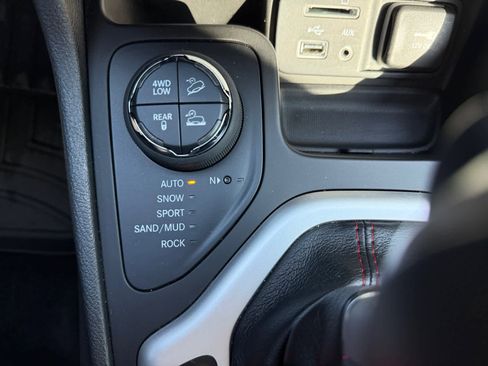 Used 2014 Jeep Cherokee Trailhawk w/ Technology Group AWD/4WD image 19