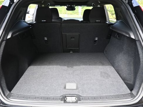 Used 2025 Volvo XC40 B5 Core image 19