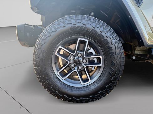 Used 2025 Jeep Gladiator Mojave AWD/4WD image 9