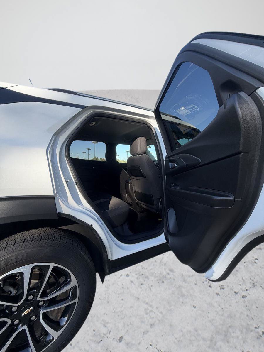 Used 2025 Chevrolet TrailBlazer LT AWD/4WD image 16