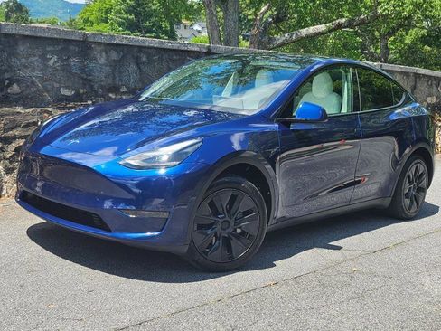 Used 2024 Tesla Model Y Long Range RWD image 2
