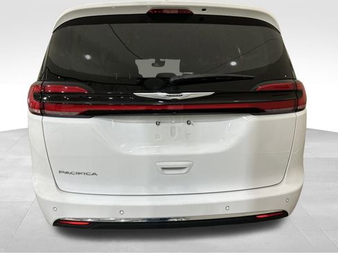 Used 2024 Chrysler Pacifica Touring-L image 4