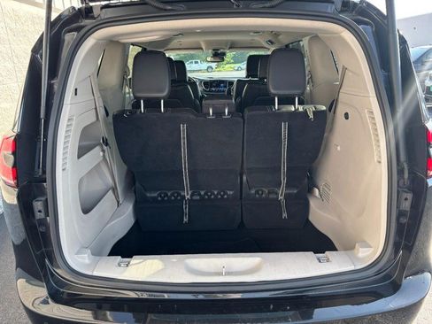 Used 2023 Chrysler Pacifica Touring-L FWD image 9
