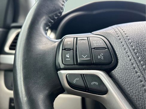 Used 2019 Toyota Highlander Plus FWD image 14