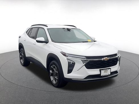 Used 2025 Chevrolet Trax LT image 2