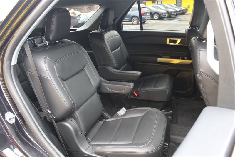 Used 2023 Ford Explorer XLT w/ Equipment Group 202A AWD/4WD image 16