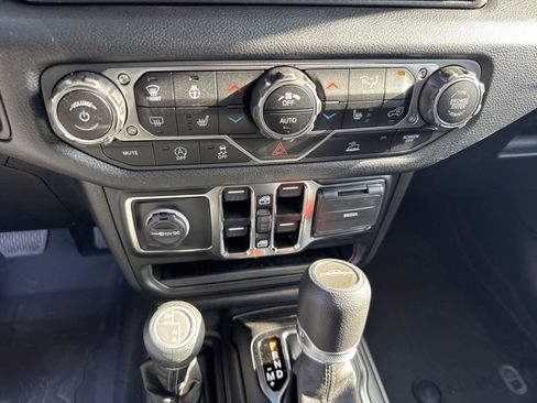 New 2025 Jeep Gladiator Sport image 24