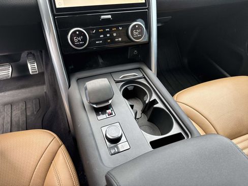 Used 2024 Land Rover Discovery Dynamic SE image 27