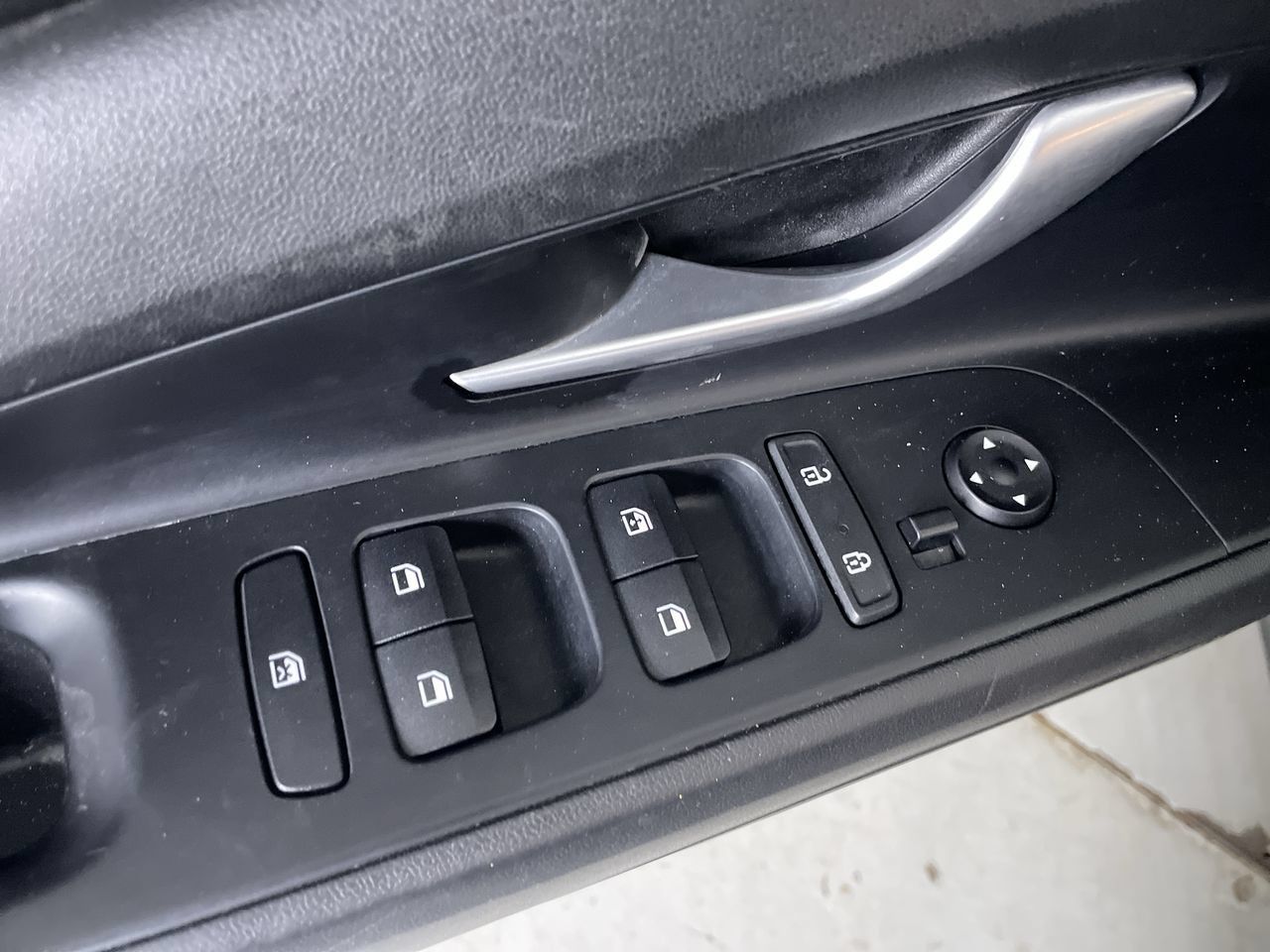 Used 2022 Hyundai Elantra Limited FWD image 11