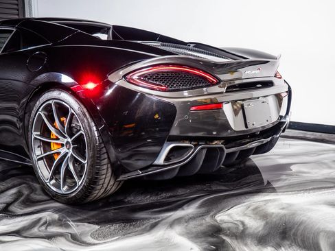 Used 2018 McLaren 570S Spider image 15