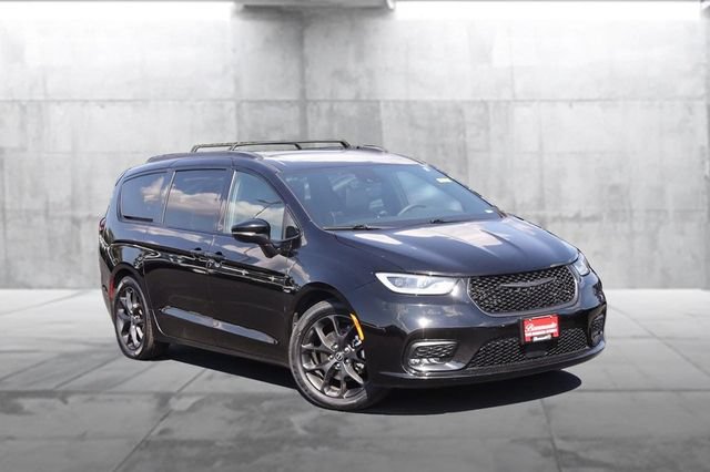 Used 2025 Chrysler Pacifica Limited FWD image 2