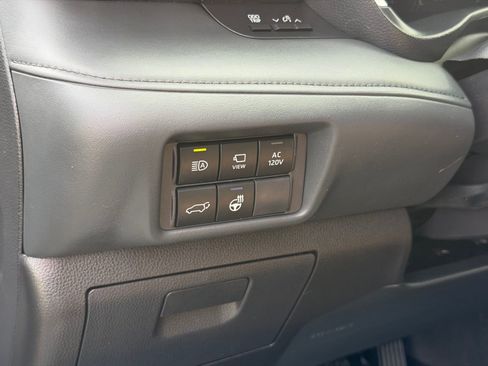 Used 2025 Toyota Highlander Limited image 17