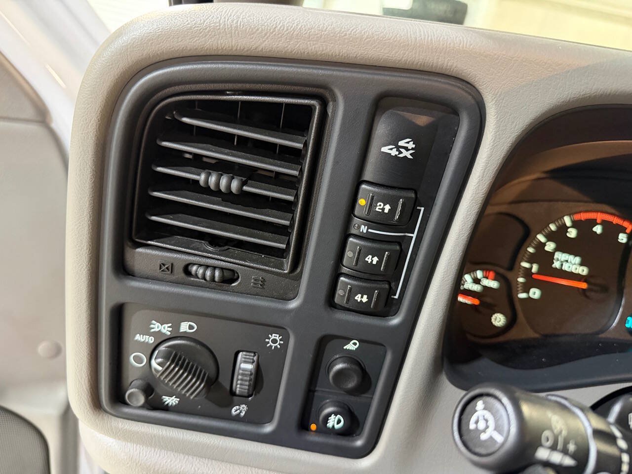 Used 2005 GMC Sierra 2500 SLT w/ Heavy-Duty Power Package AWD/4WD image 14