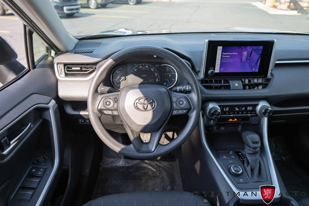 Used 2025 Toyota RAV4 XLE AWD/4WD image 2