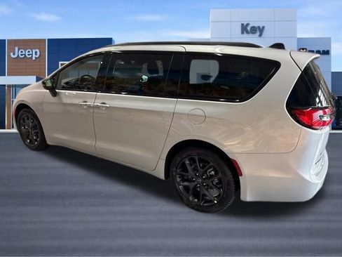 New 2026 Chrysler Pacifica Select w/ S Appearance Package FWD image 4