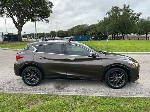Used 2017 INFINITI QX30 Premium w/ Navigation Package FWD image 7