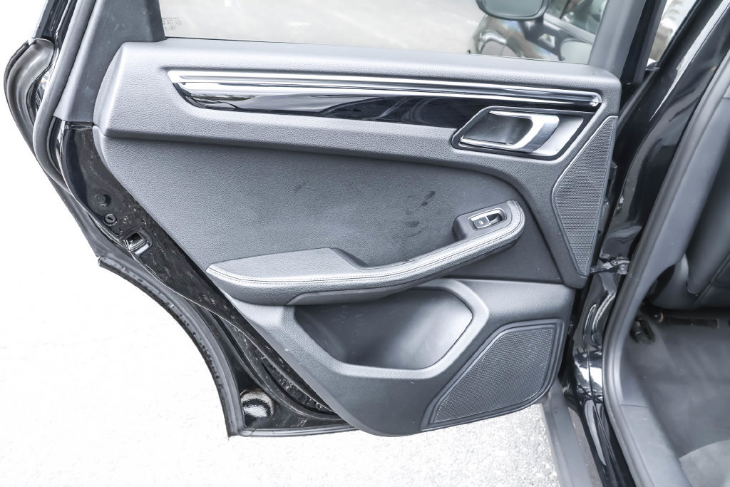 Used 2023 Porsche Macan AWD/4WD image 23