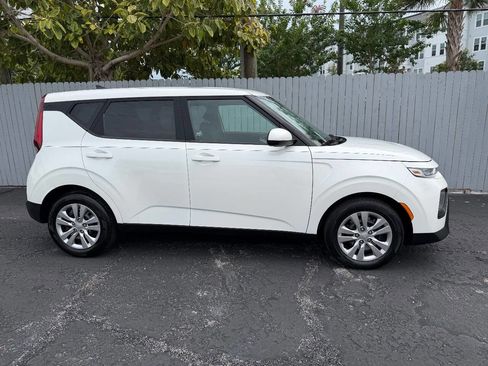 Used 2021 Kia Soul LX FWD image 2
