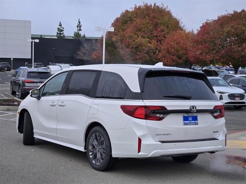 New 2026 Honda Odyssey Touring image 4