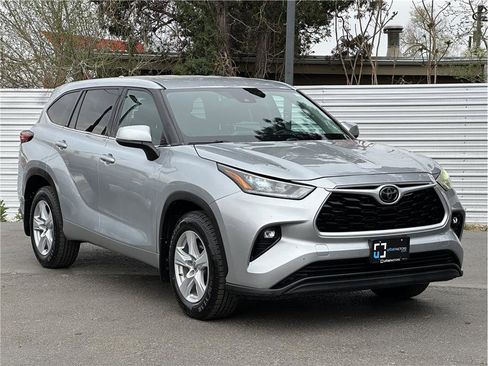 Used 2020 Toyota Highlander LE image 8