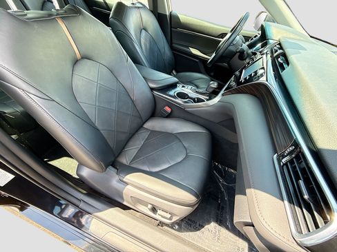Used 2018 Toyota Camry XLE FWD image 14