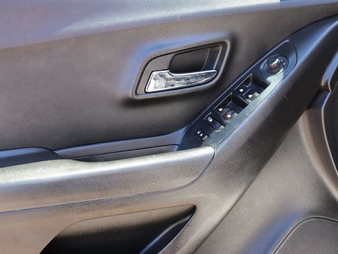 Used 2020 Chevrolet Trax LS FWD image 37