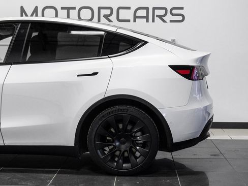 Used 2022 Tesla Model Y Long Range image 19