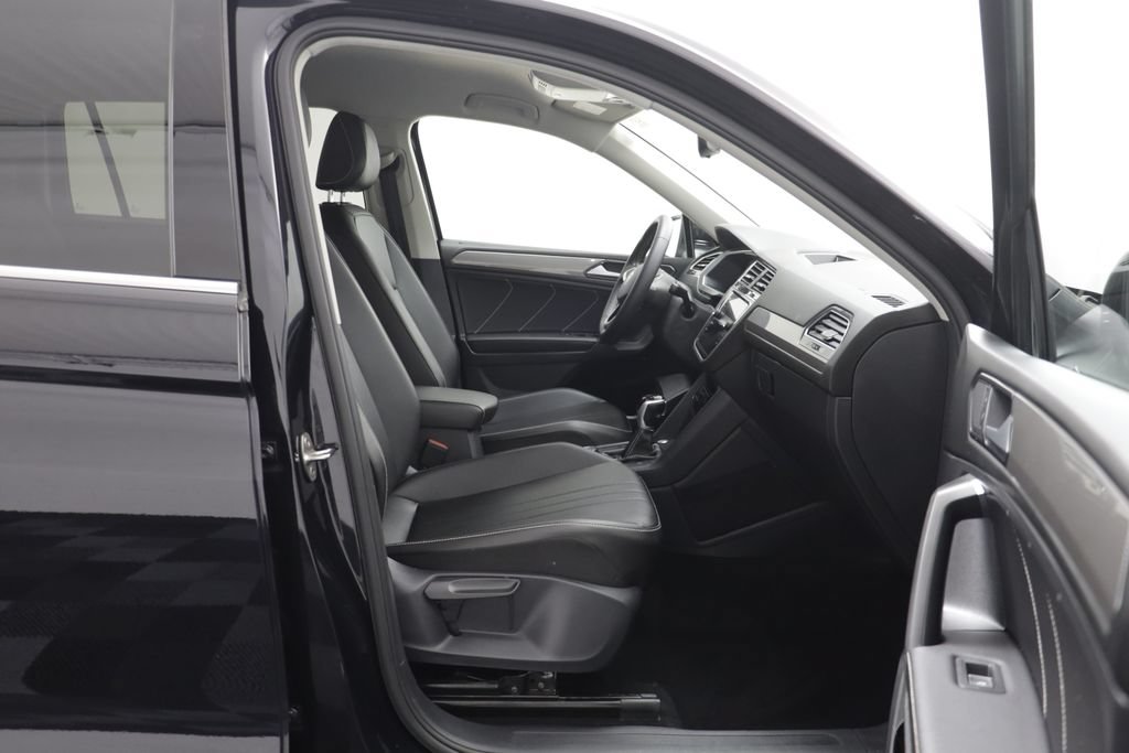 Used 2022 Volkswagen Tiguan SE AWD/4WD image 17