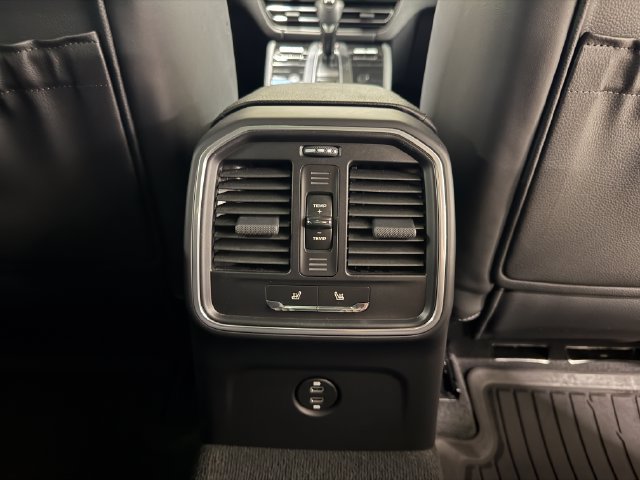 Certified 2026 Porsche Macan AWD/4WD image 33