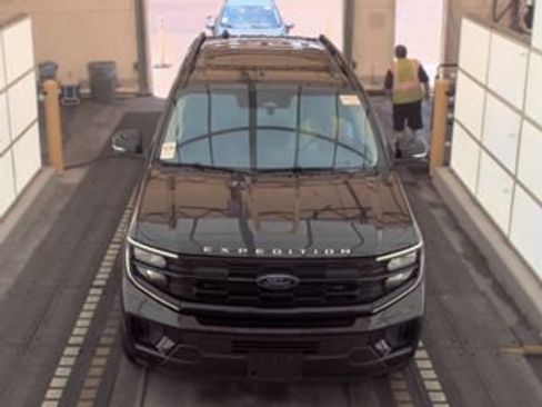 Used 2025 Ford Expedition Active AWD/4WD image 2