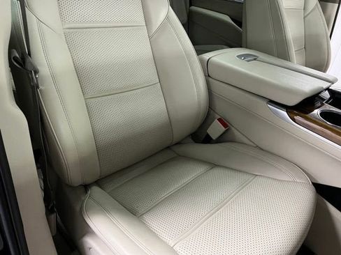 Used 2025 Cadillac Escalade ESV Sport Platinum w/ LPO, ONYX Package AWD/4WD image 18