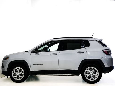 Used 2024 Jeep Compass Latitude AWD/4WD image 5